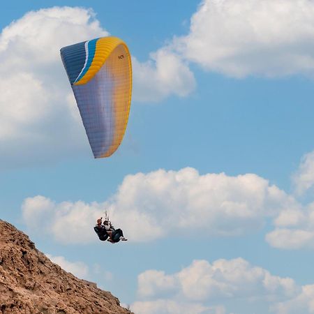 Al Badayer Retreat By Sharjah Collection Hotel Margham ภายนอก รูปภาพ Tandem paragliding