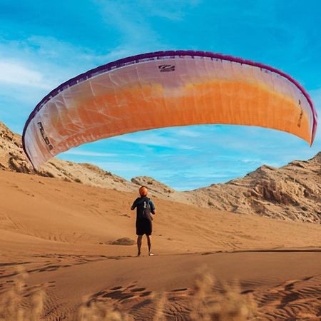 Al Badayer Retreat By Sharjah Collection Hotel Margham ภายนอก รูปภาพ Parachute landing on the dunes