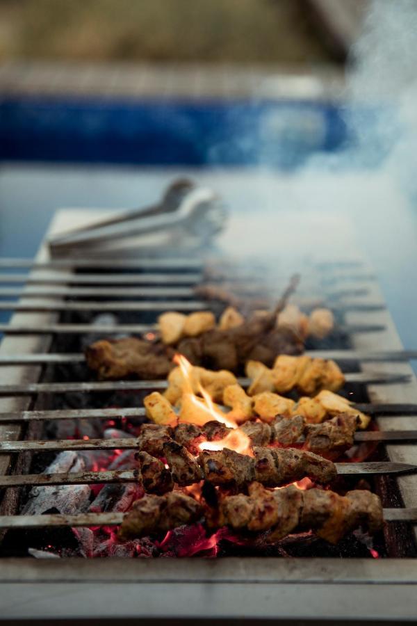 Al Badayer Retreat By Sharjah Collection Hotel Margham ภายนอก รูปภาพ Grilling