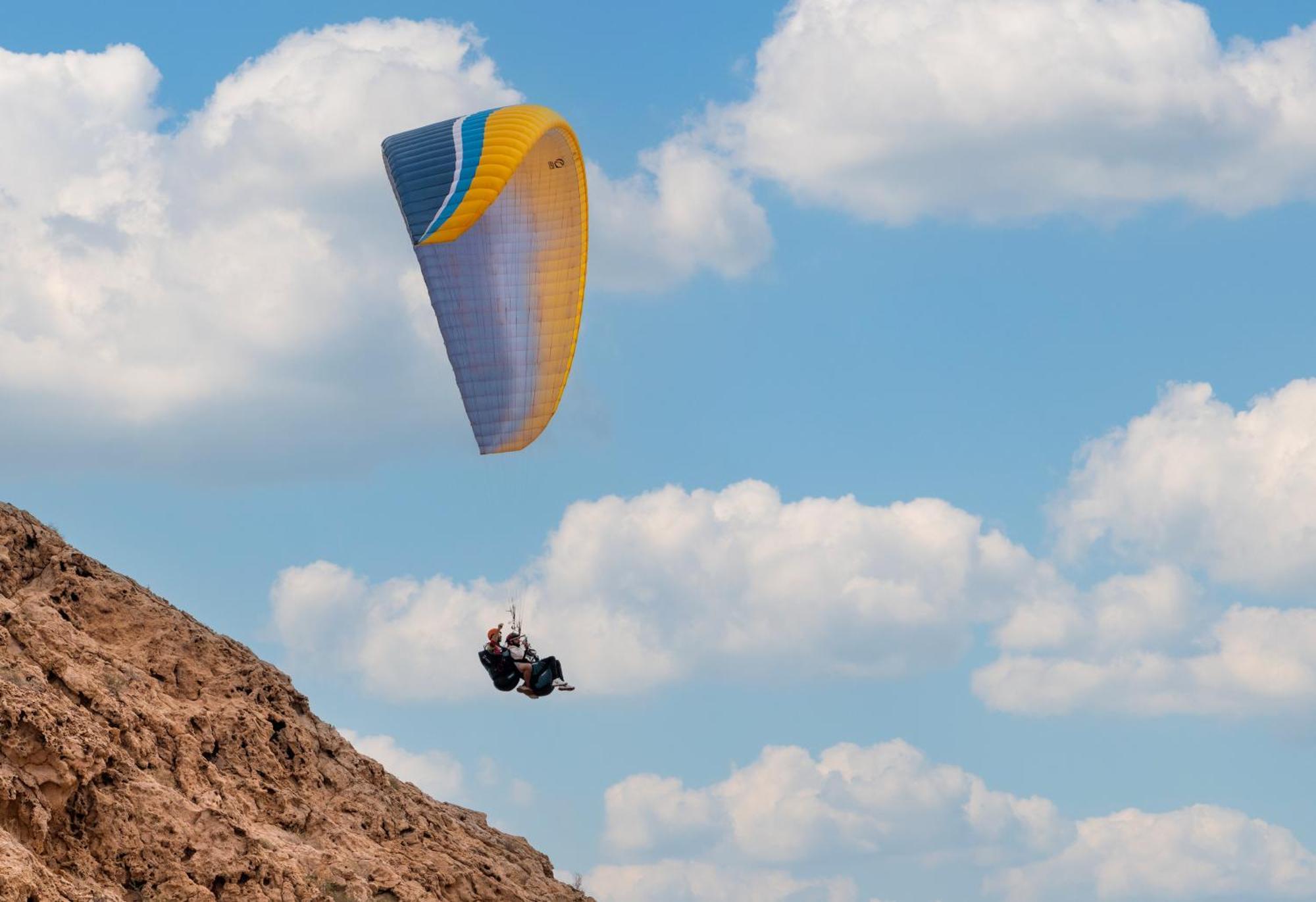 Al Badayer Retreat By Sharjah Collection Hotel Margham ภายนอก รูปภาพ Tandem paragliding