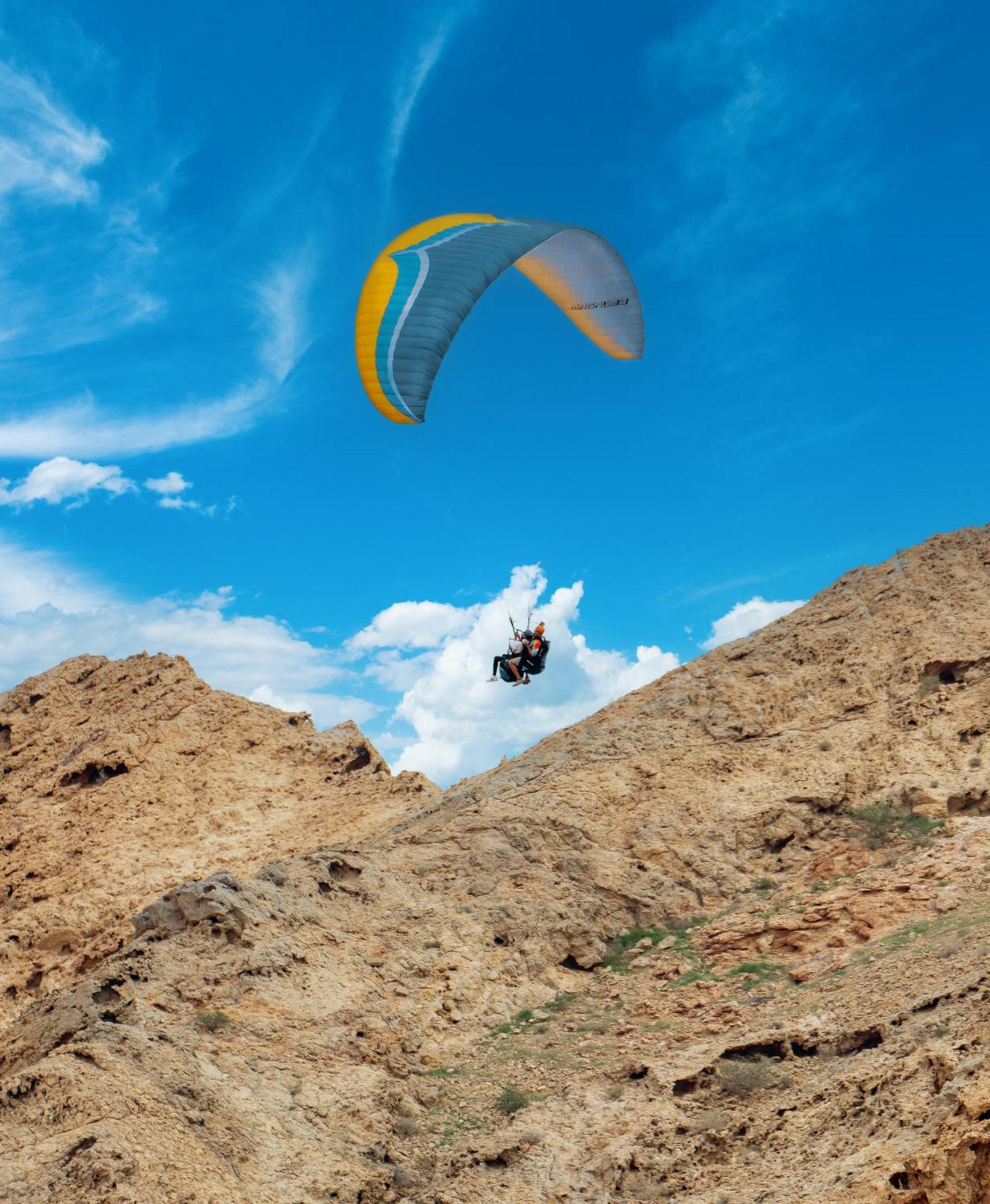Al Badayer Retreat By Sharjah Collection Hotel Margham ภายนอก รูปภาพ Parachute landing on the top of the mountain