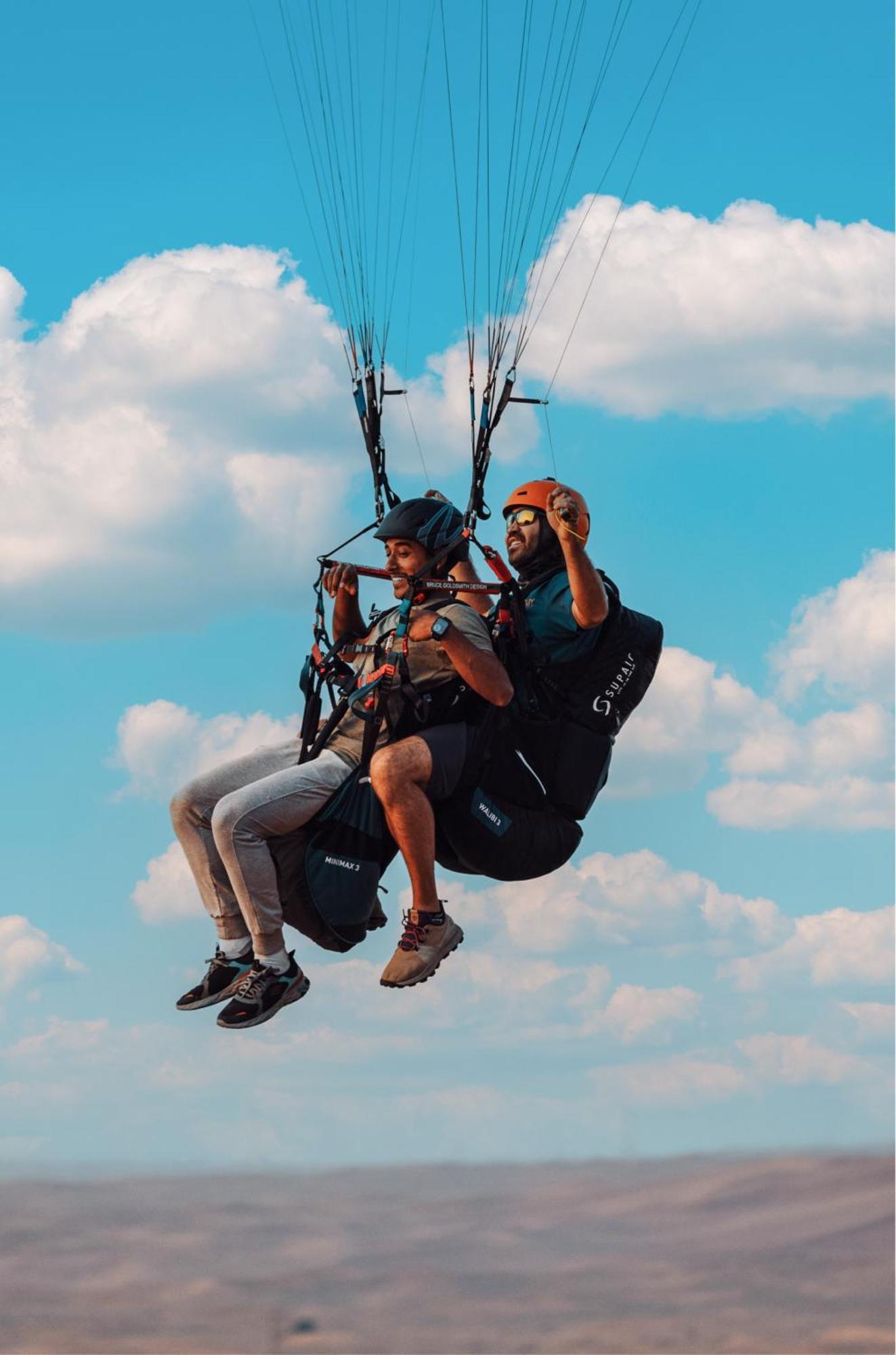 Al Badayer Retreat By Sharjah Collection Hotel Margham ภายนอก รูปภาพ Tandem paragliding in the French Alps