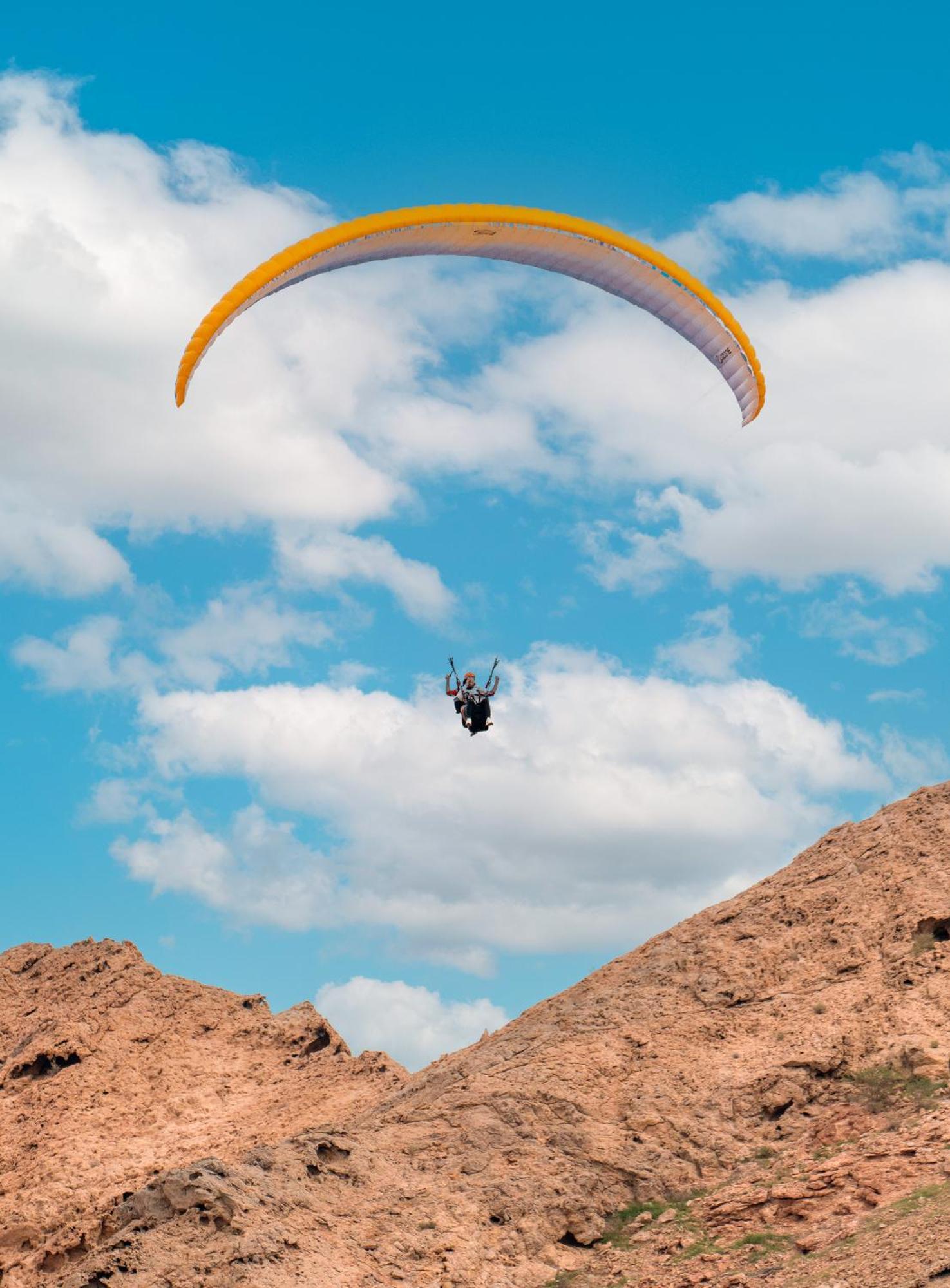 Al Badayer Retreat By Sharjah Collection Hotel Margham ภายนอก รูปภาพ Parachute landing at the top of the hill